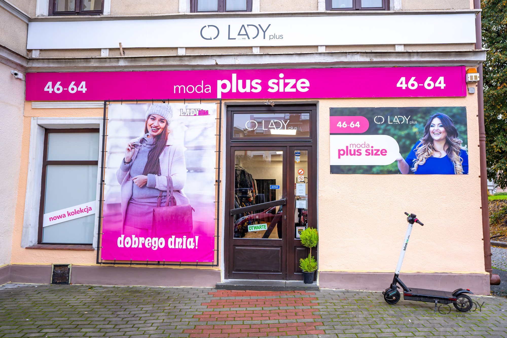 Boutique-myymälä suurikokoisille naisten vaatteille, äitiysvaatteille