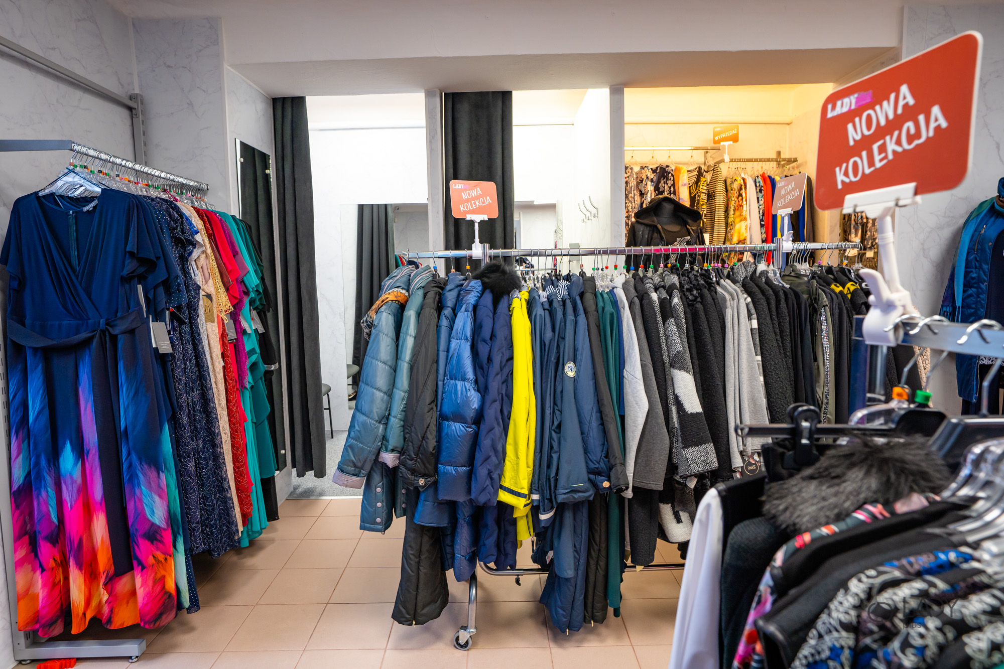 Boutique-myymälä suurikokoisille naisten vaatteille, äitiysvaatteille