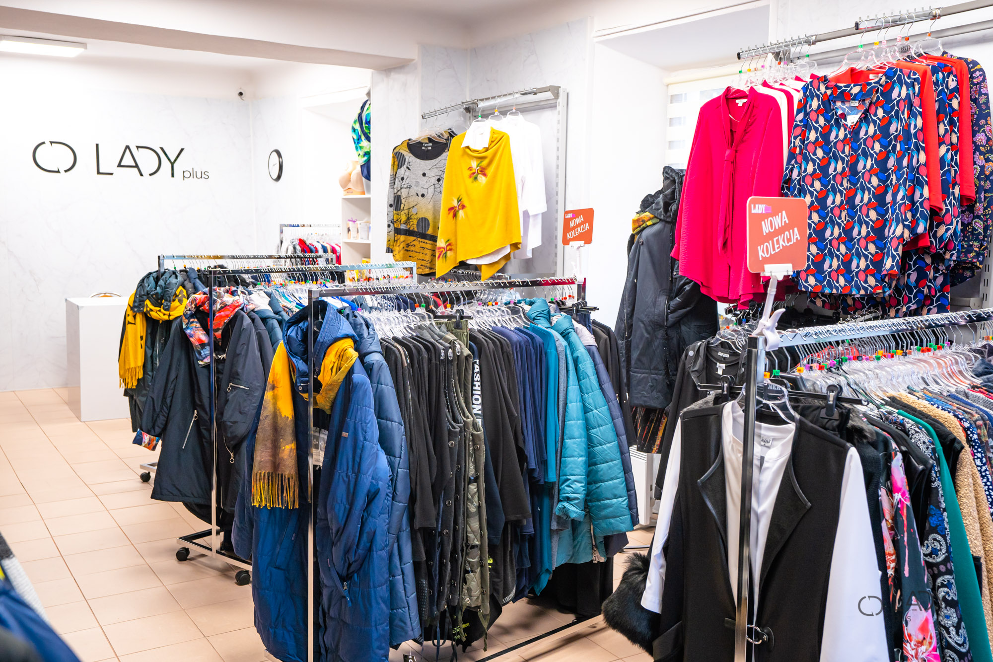 Boutique-myymälä suurikokoisille naisten vaatteille, äitiysvaatteille