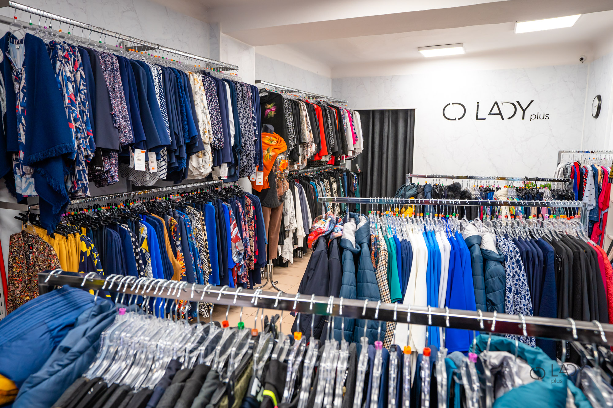 Boutique-myymälä suurikokoisille naisten vaatteille, äitiysvaatteille