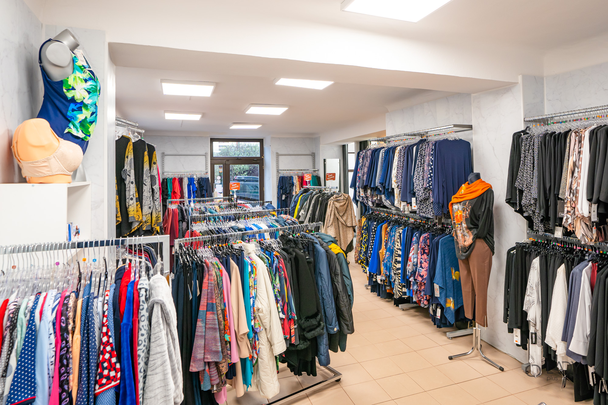 Boutique-myymälä suurikokoisille naisten vaatteille, äitiysvaatteille