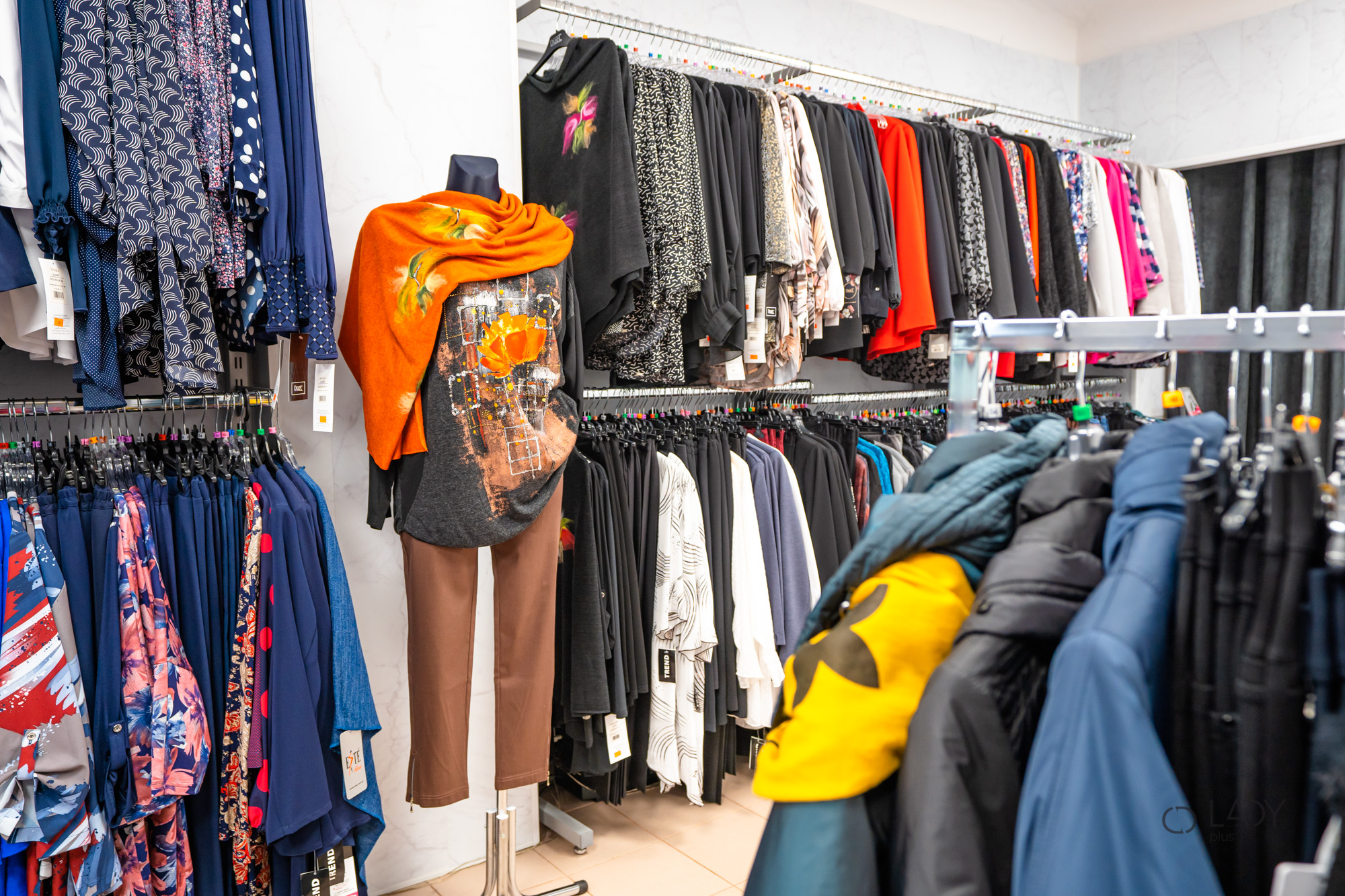 Boutique-myymälä suurikokoisille naisten vaatteille, äitiysvaatteille
