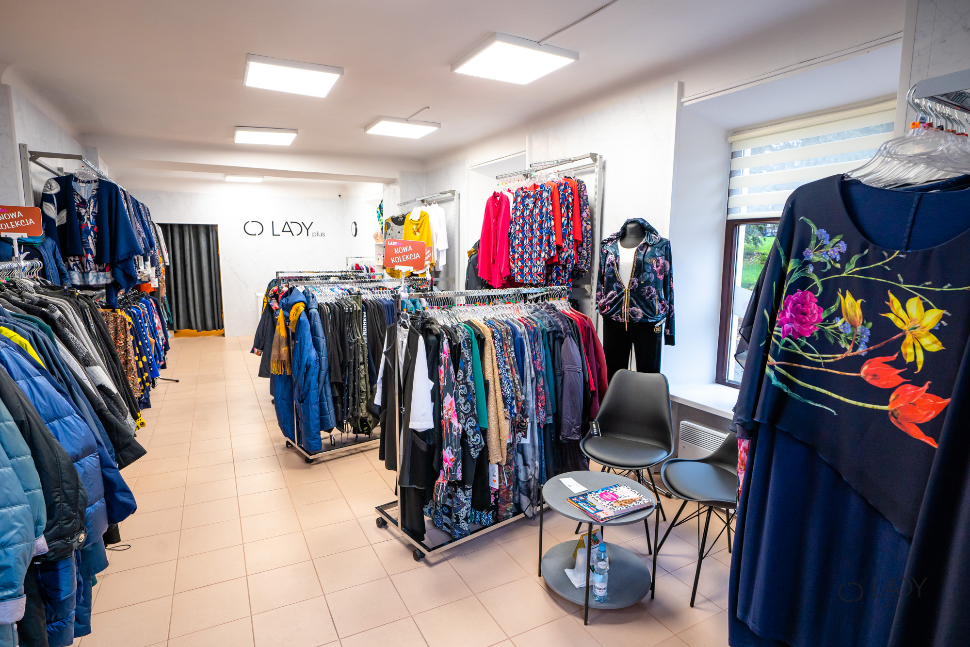 Boutique-myymälä suurikokoisille naisten vaatteille, äitiysvaatteille