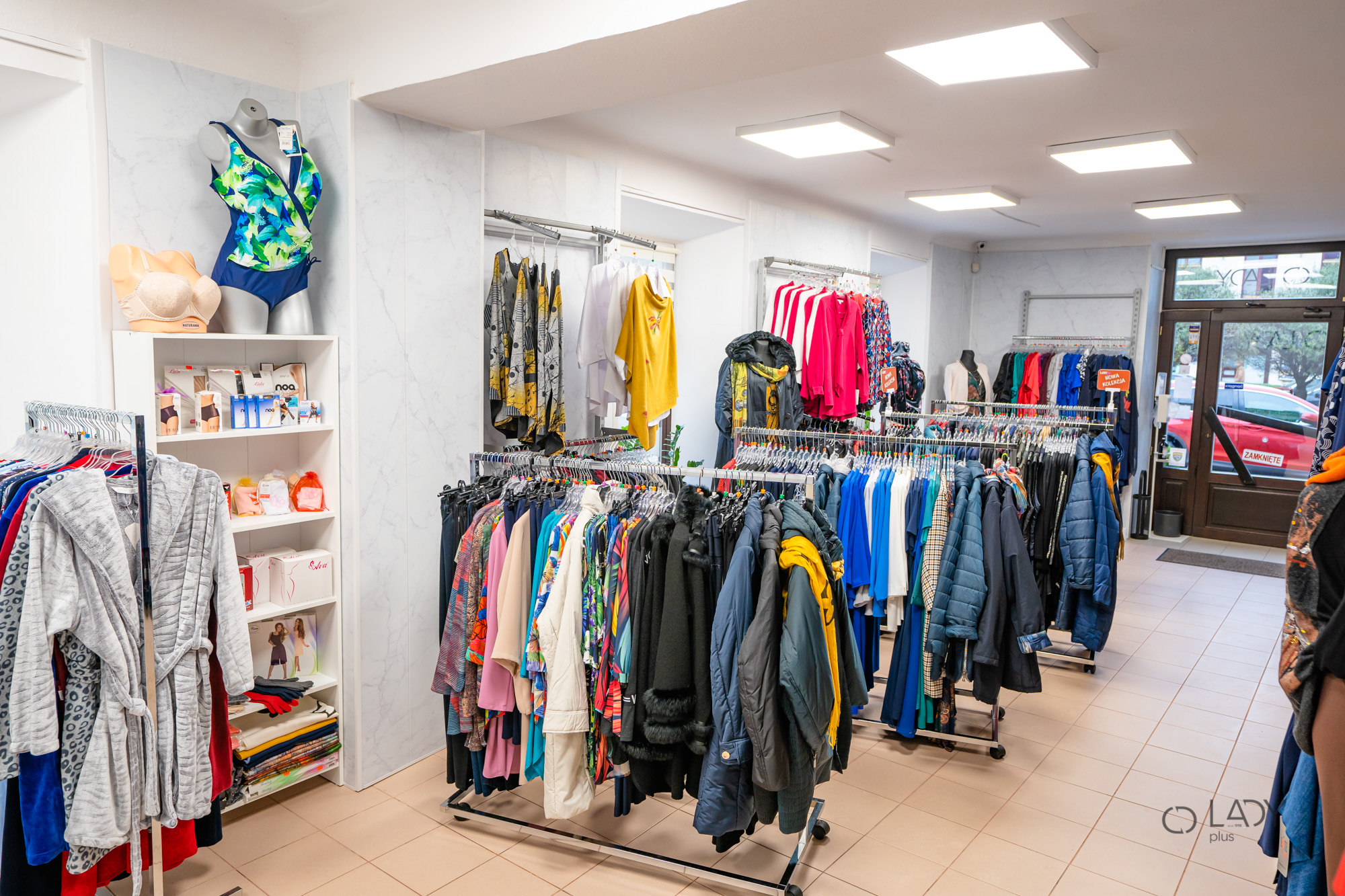 Boutique-myymälä suurikokoisille naisten vaatteille, äitiysvaatteille