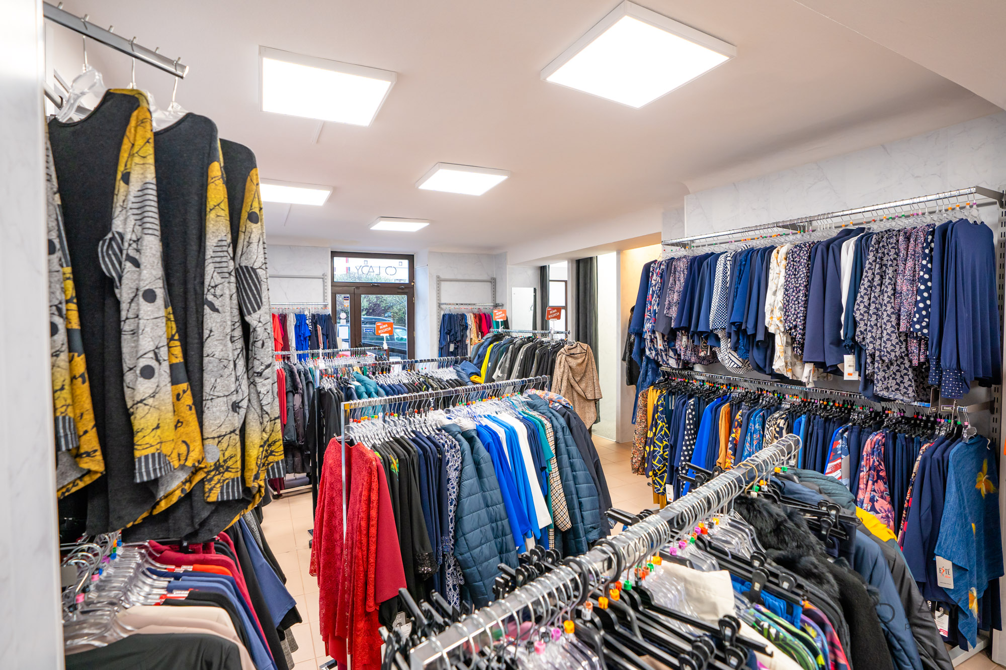 Boutique-myymälä suurikokoisille naisten vaatteille, äitiysvaatteille