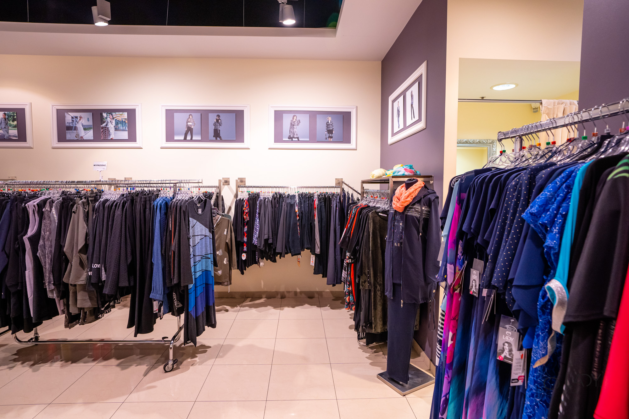Boutique-myymälä suurikokoisille naisten vaatteille, äitiysvaatteille