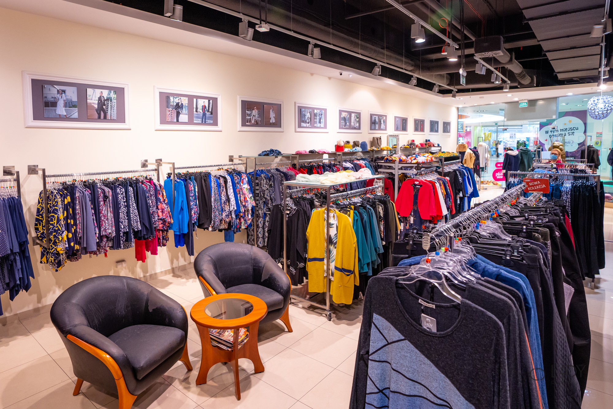 Boutique-myymälä suurikokoisille naisten vaatteille, äitiysvaatteille
