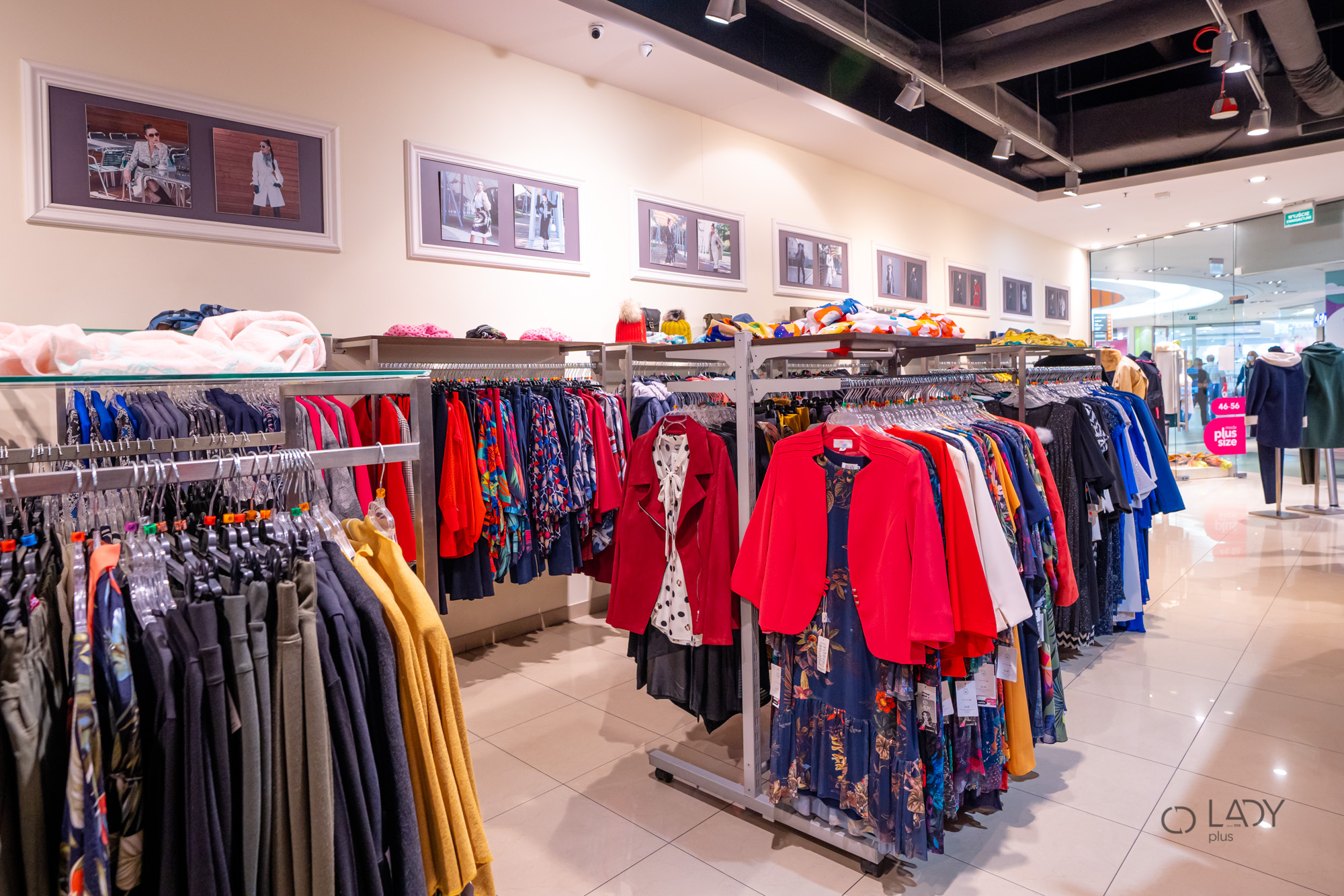 Boutique-myymälä suurikokoisille naisten vaatteille, äitiysvaatteille