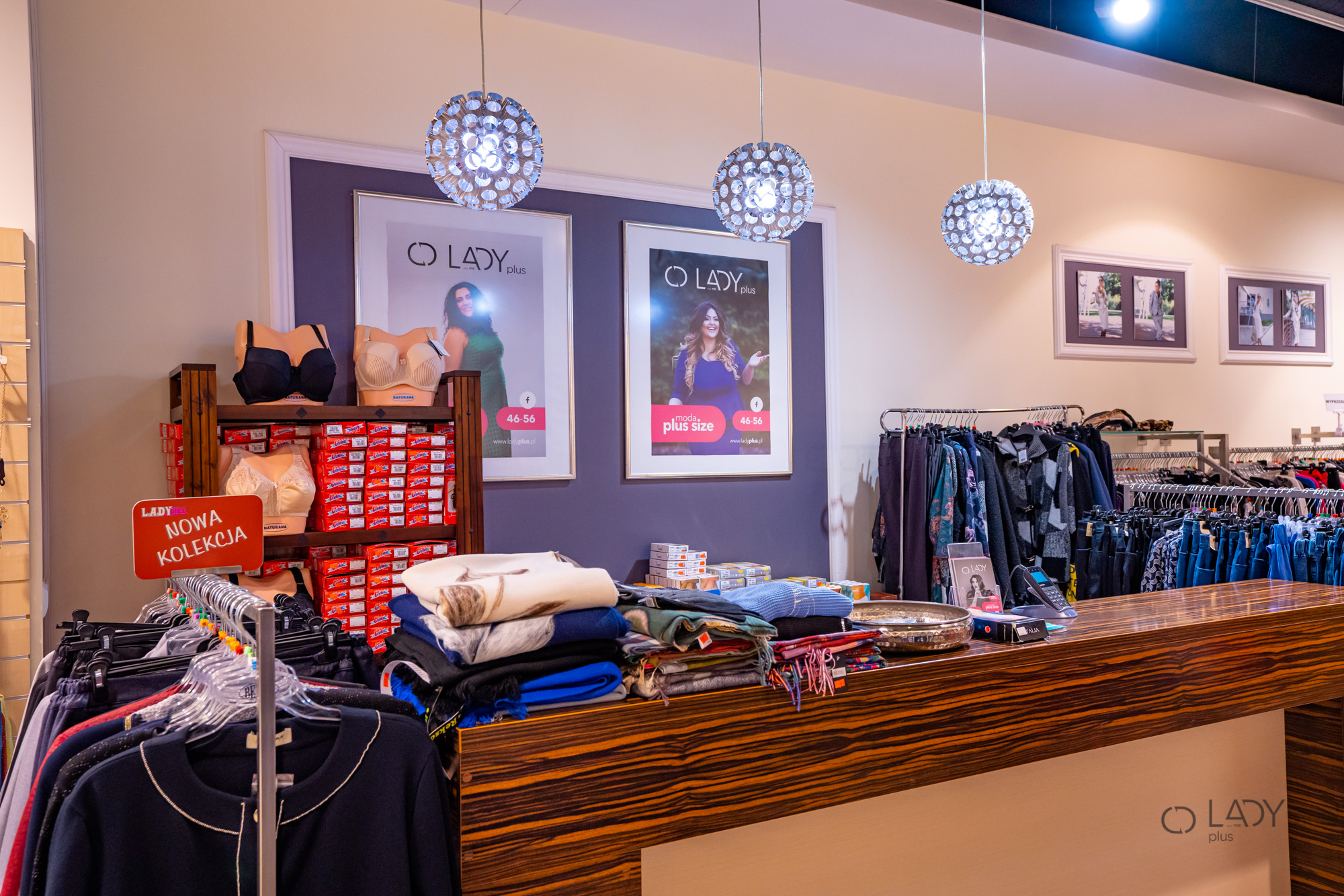 Boutique-myymälä suurikokoisille naisten vaatteille, äitiysvaatteille