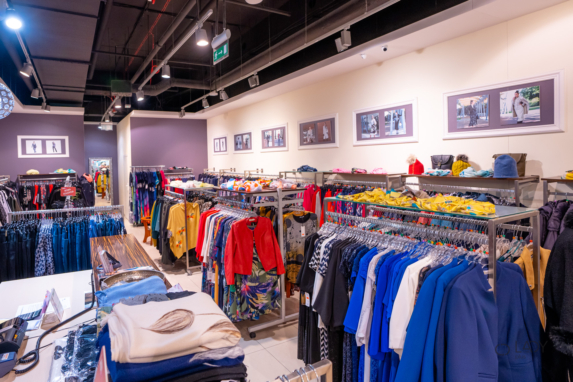 Boutique-myymälä suurikokoisille naisten vaatteille, äitiysvaatteille