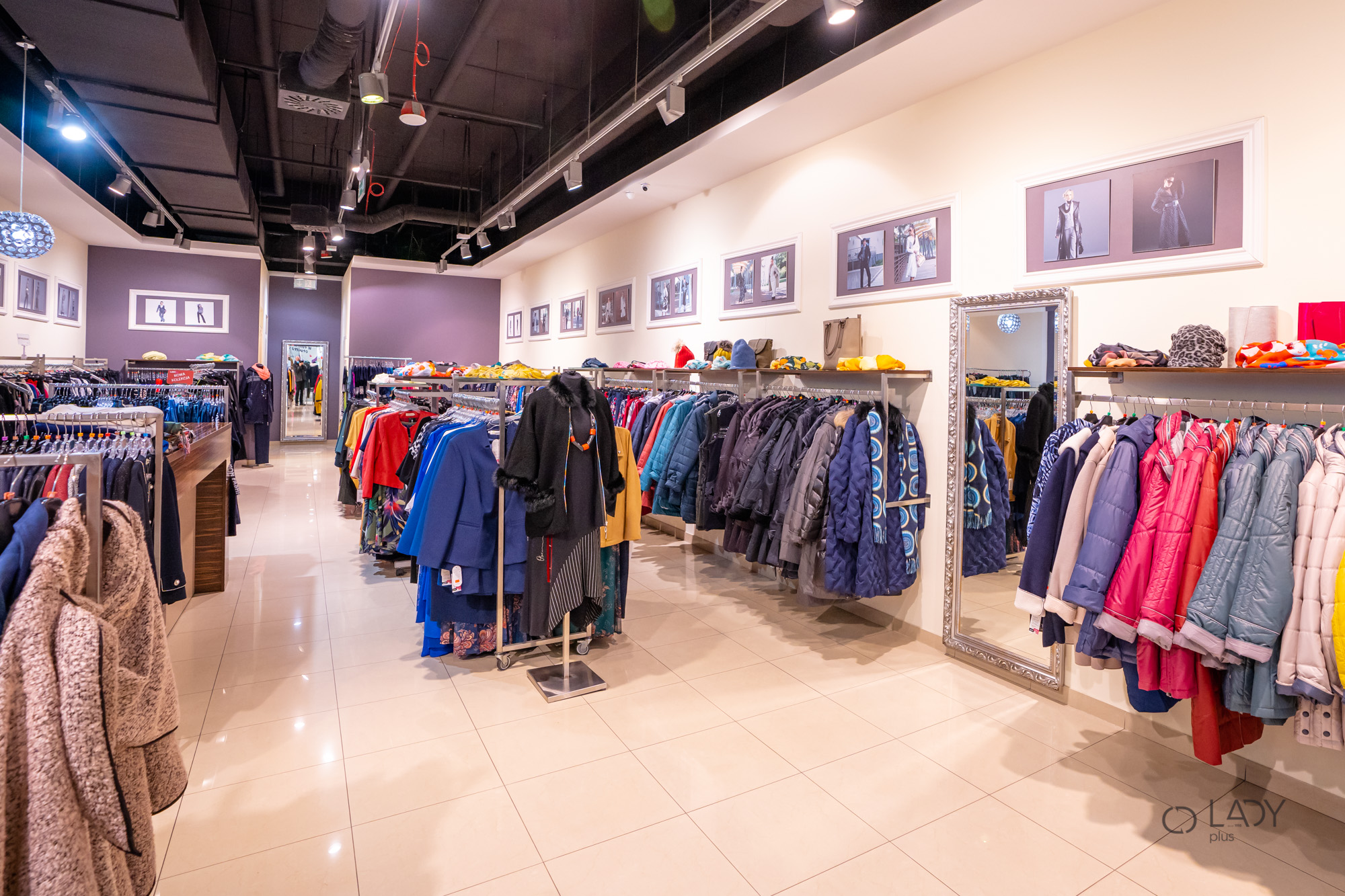 Boutique-myymälä suurikokoisille naisten vaatteille, äitiysvaatteille