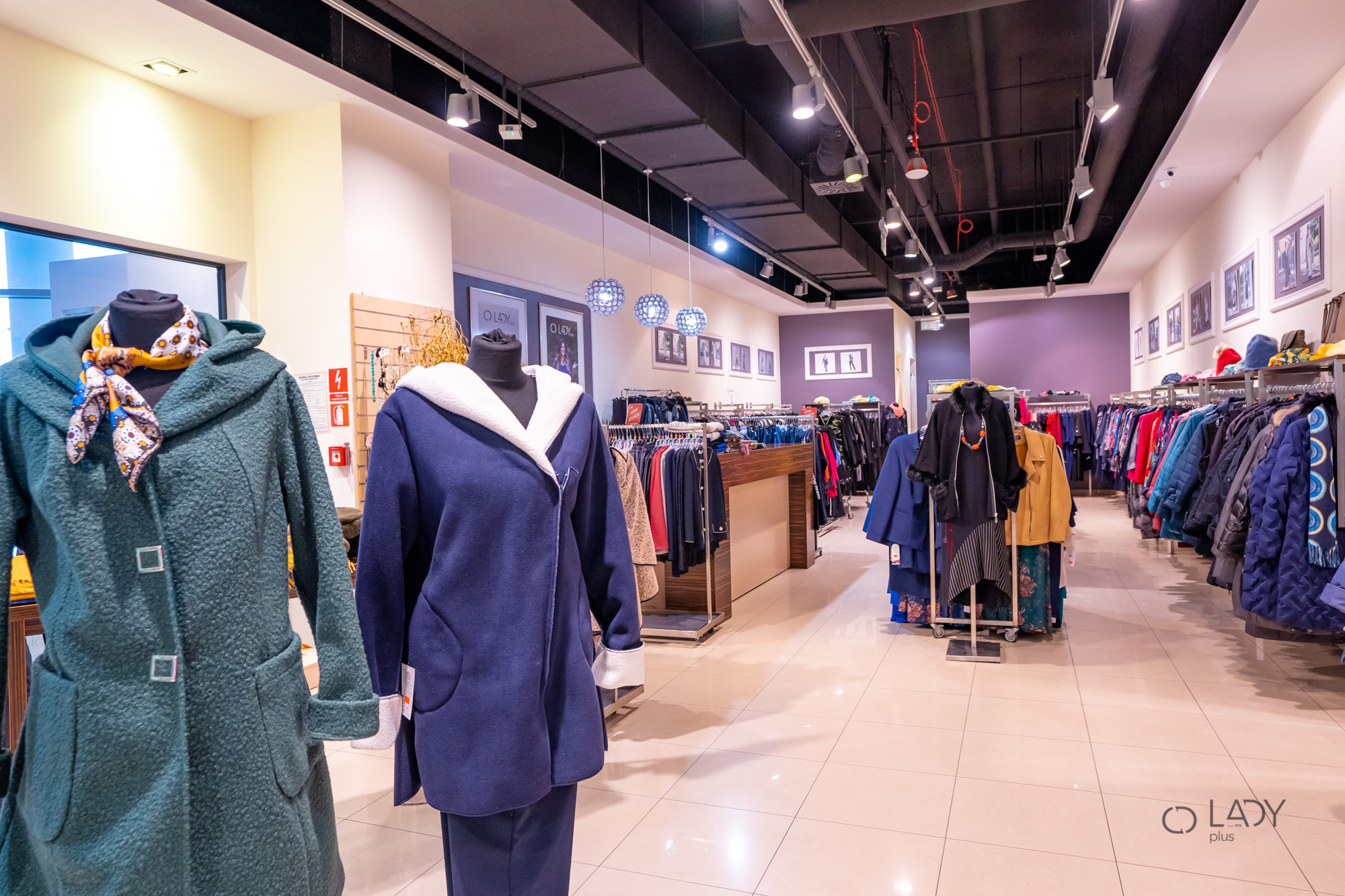 Boutique-myymälä suurikokoisille naisten vaatteille, äitiysvaatteille
