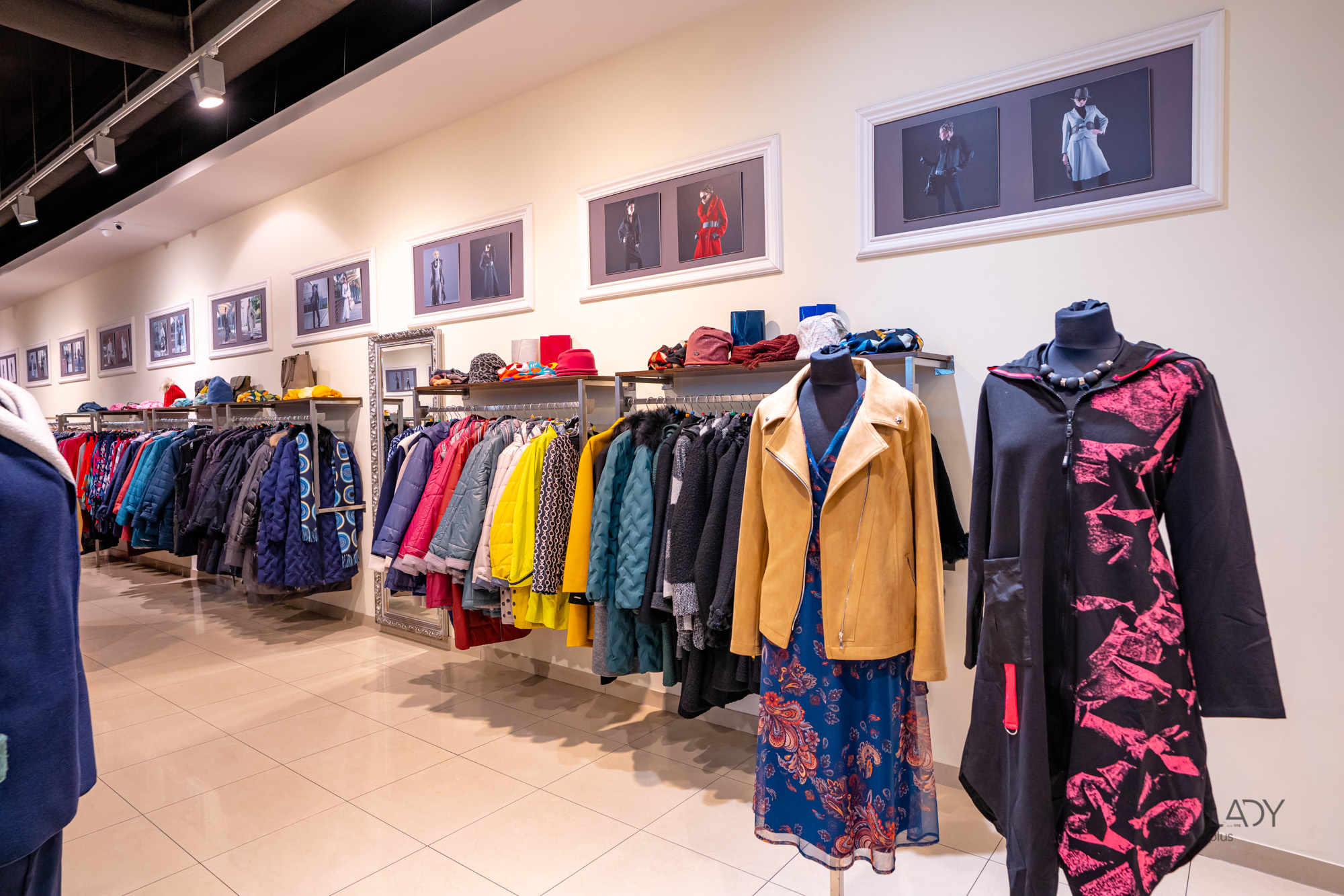 Boutique-myymälä suurikokoisille naisten vaatteille, äitiysvaatteille
