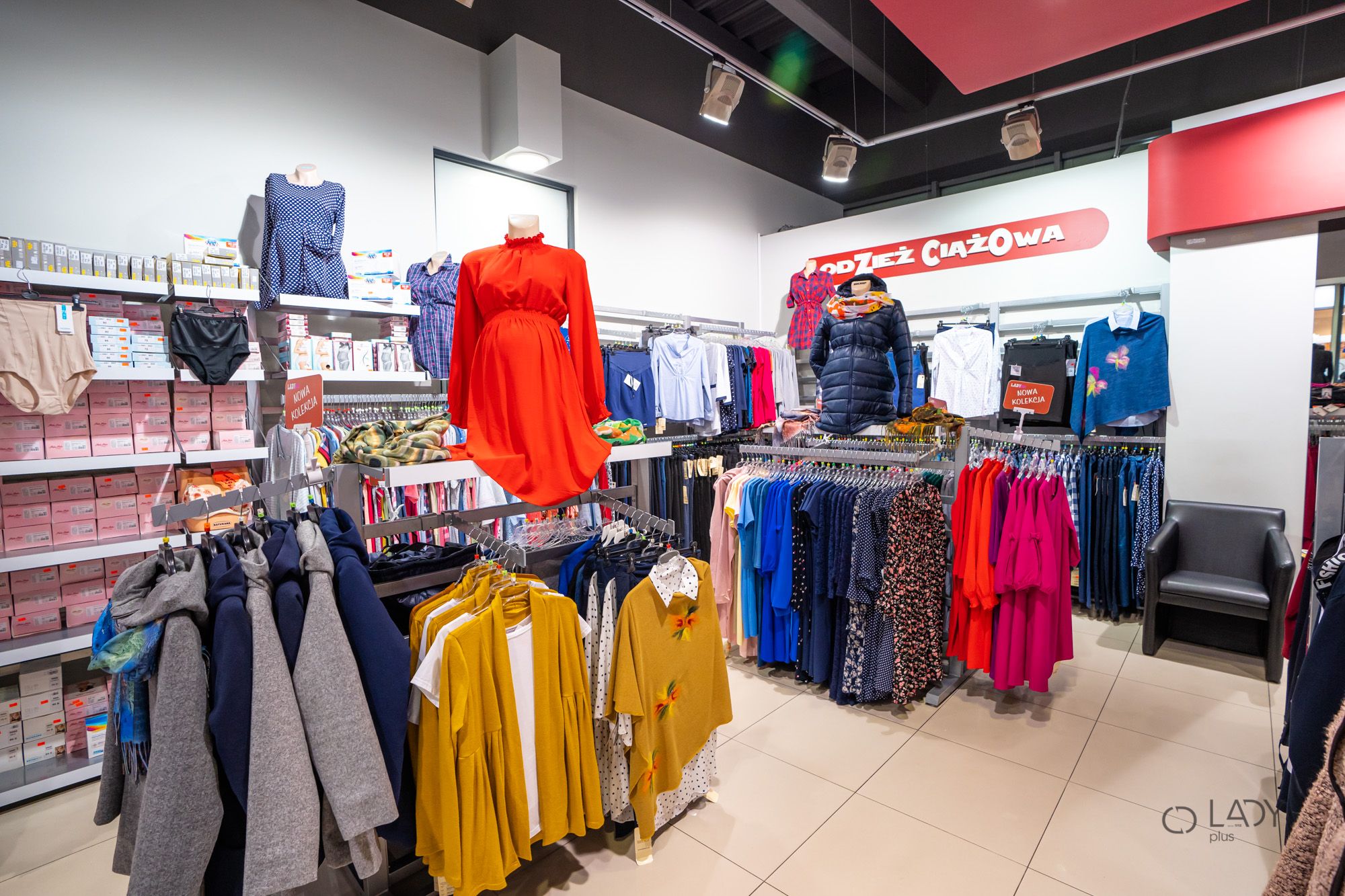 Boutique-myymälä suurikokoisille naisten vaatteille, äitiysvaatteille