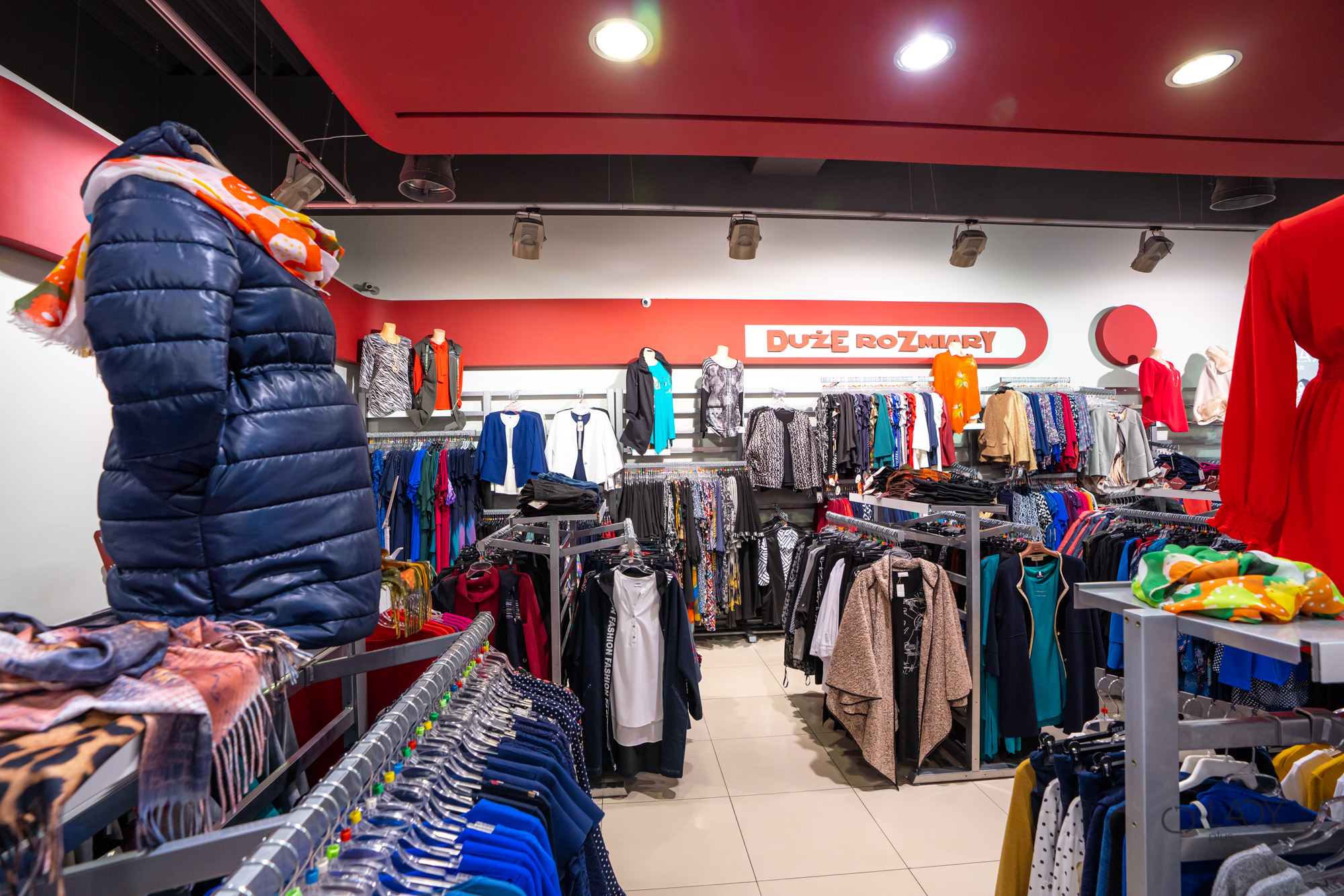 Boutique-myymälä suurikokoisille naisten vaatteille, äitiysvaatteille