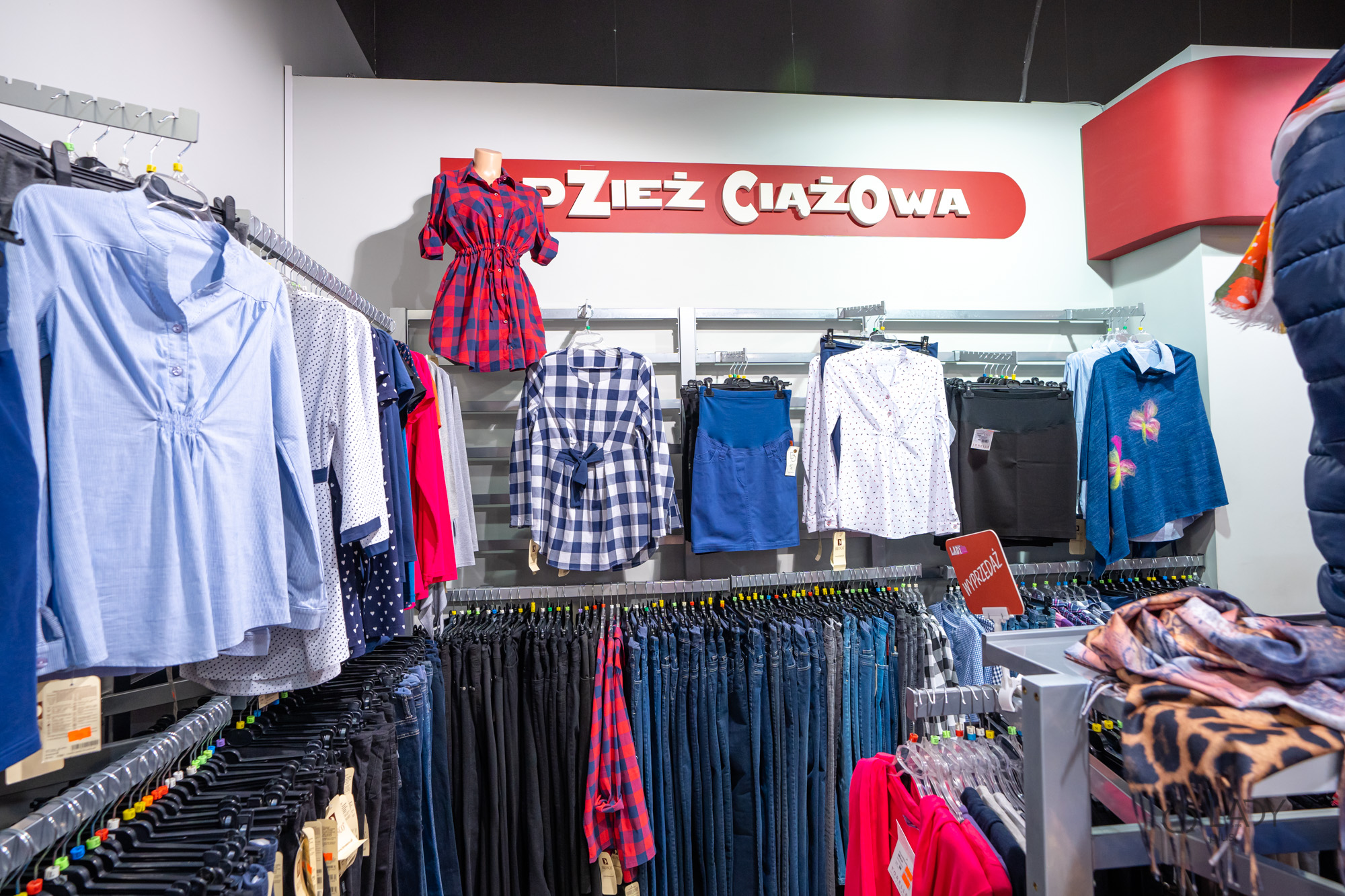 Boutique-myymälä suurikokoisille naisten vaatteille, äitiysvaatteille