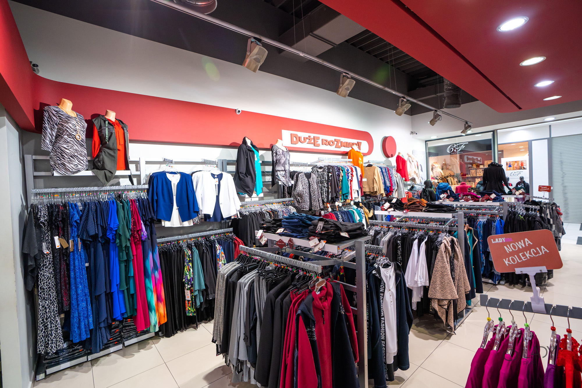 Boutique-myymälä suurikokoisille naisten vaatteille, äitiysvaatteille