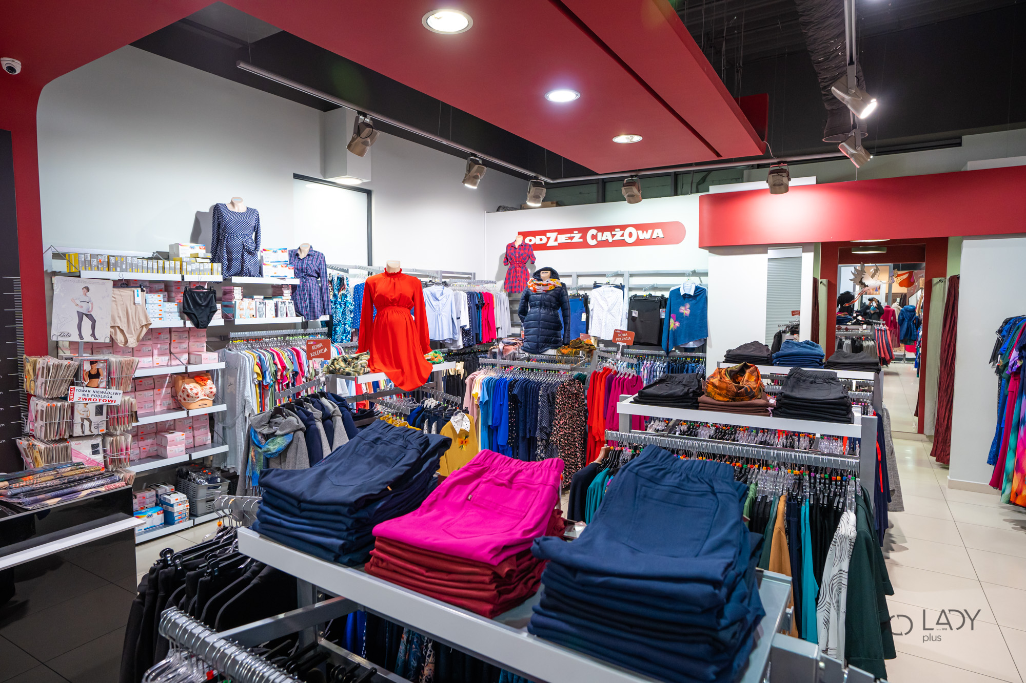 Boutique-myymälä suurikokoisille naisten vaatteille, äitiysvaatteille