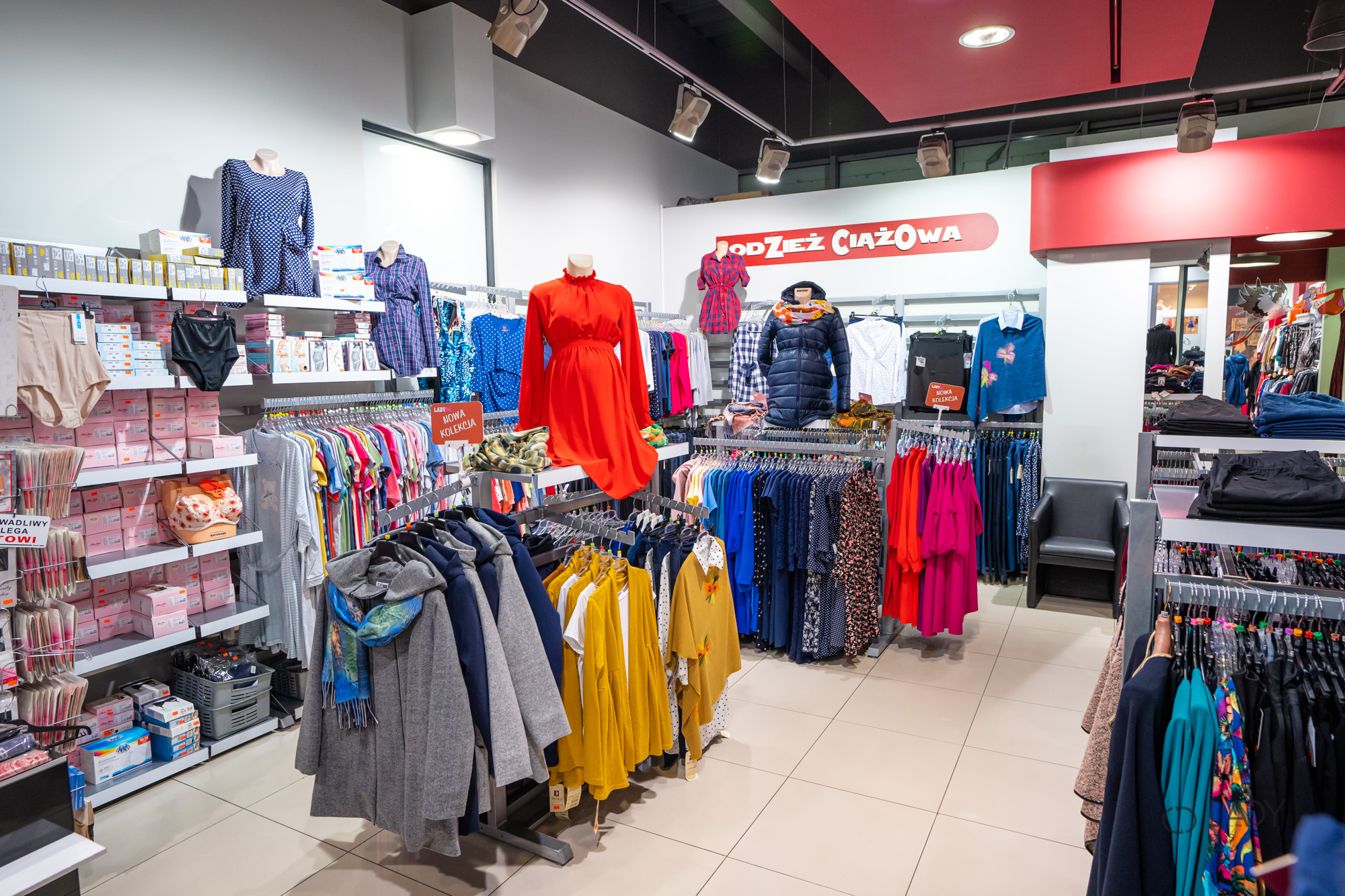 Boutique-myymälä suurikokoisille naisten vaatteille, äitiysvaatteille