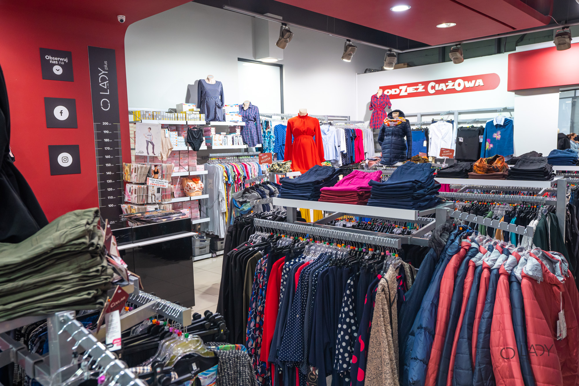Boutique-myymälä suurikokoisille naisten vaatteille, äitiysvaatteille