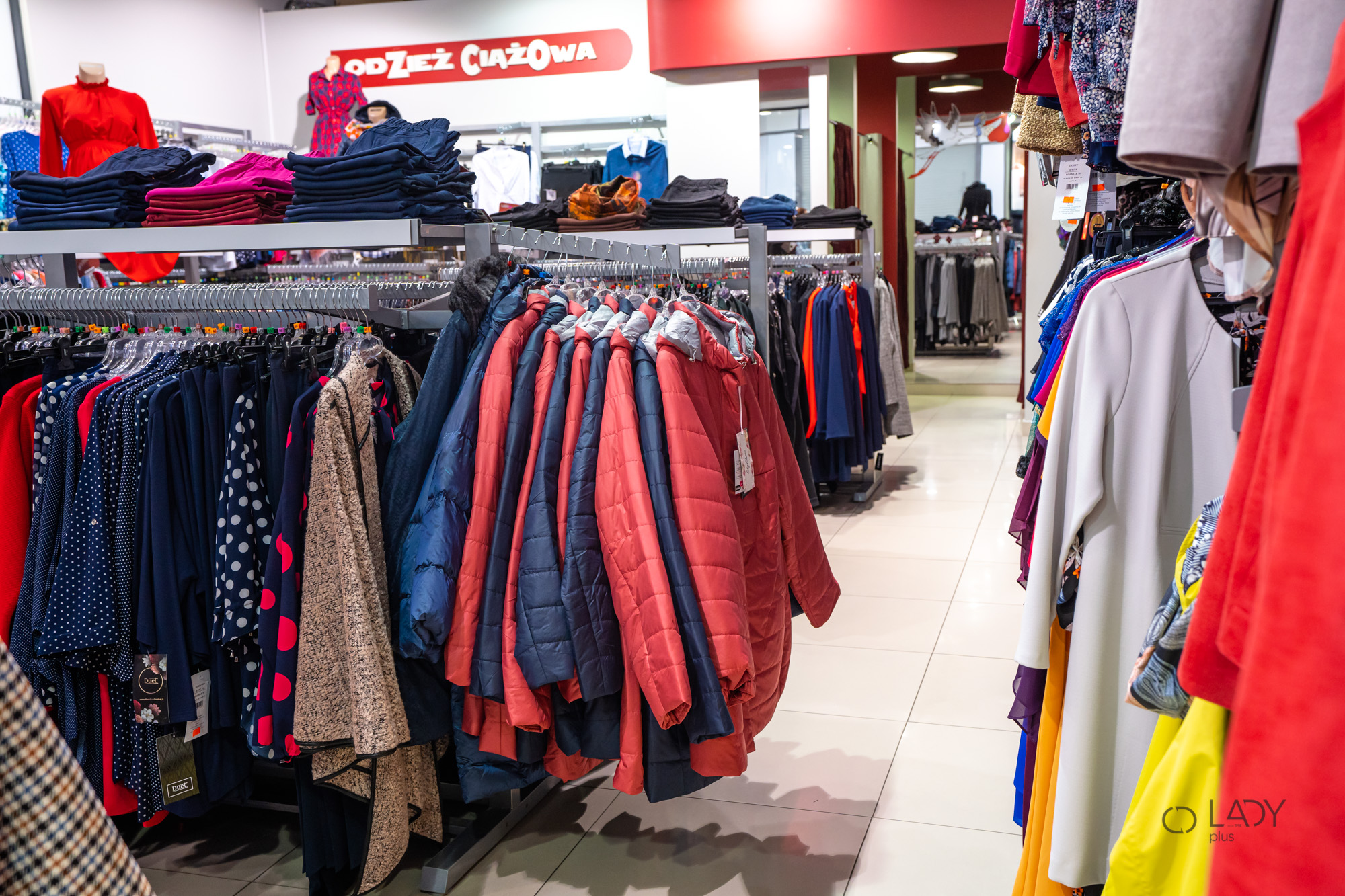 Boutique-myymälä suurikokoisille naisten vaatteille, äitiysvaatteille