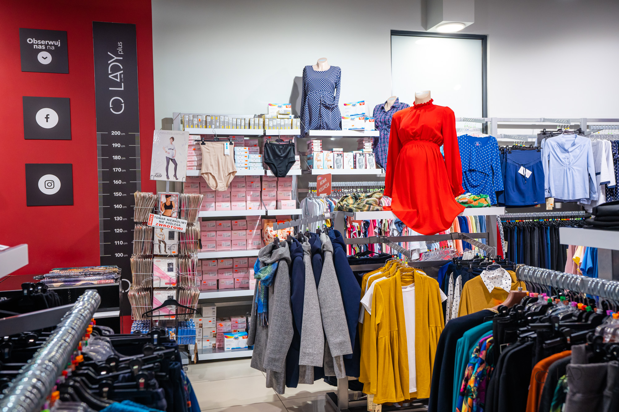 Boutique-myymälä suurikokoisille naisten vaatteille, äitiysvaatteille