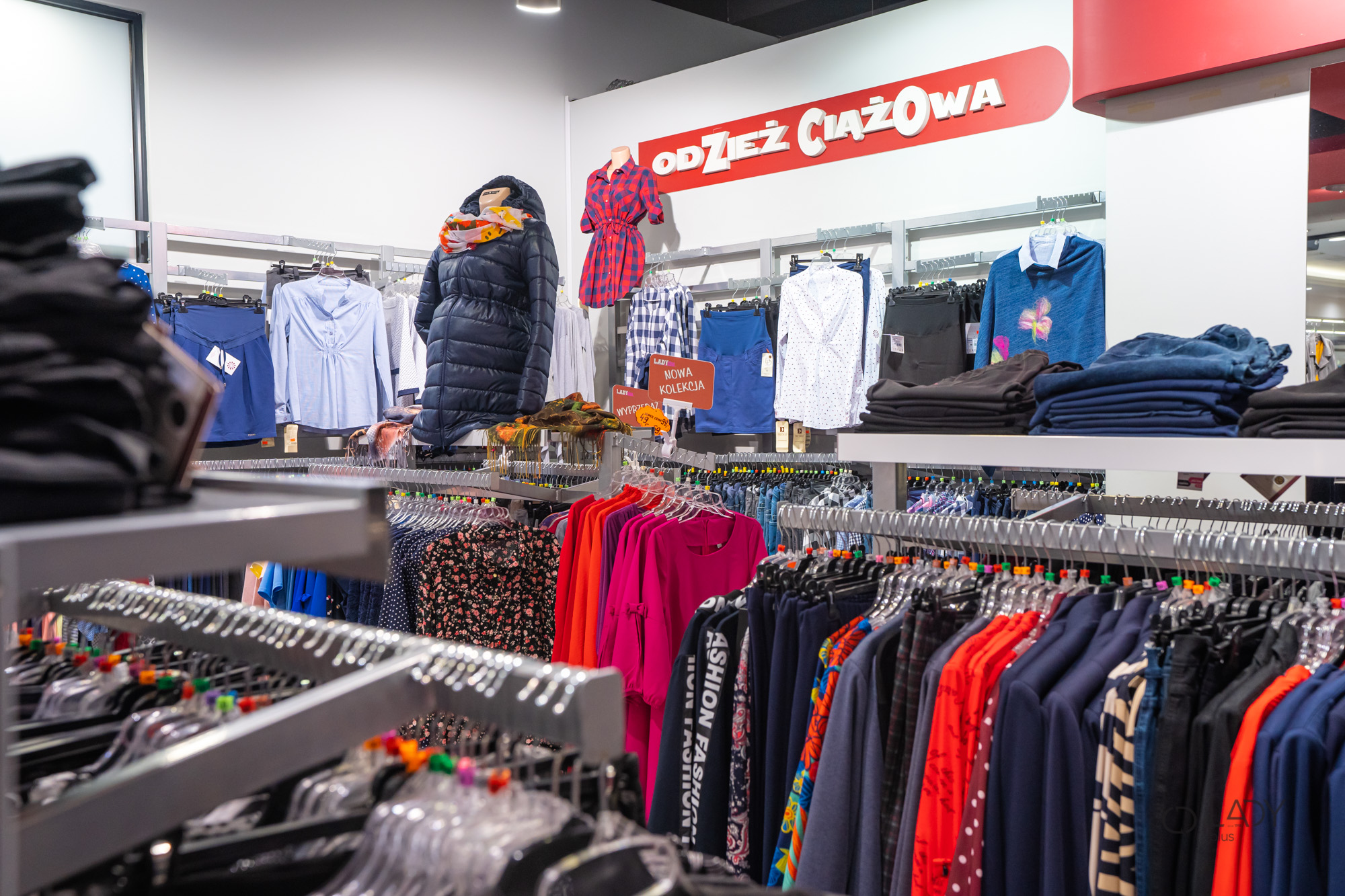 Boutique-myymälä suurikokoisille naisten vaatteille, äitiysvaatteille