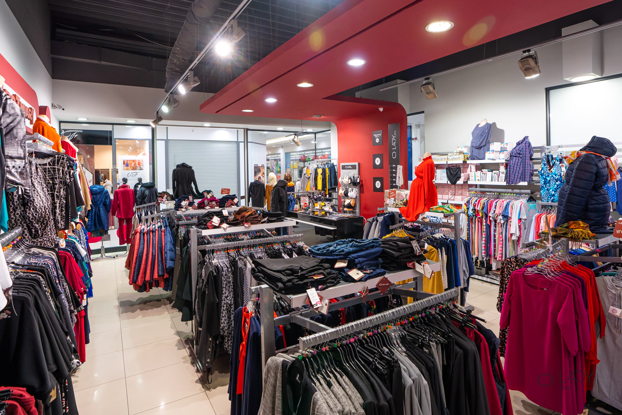 Boutique-myymälä suurikokoisille naisten vaatteille, äitiysvaatteille